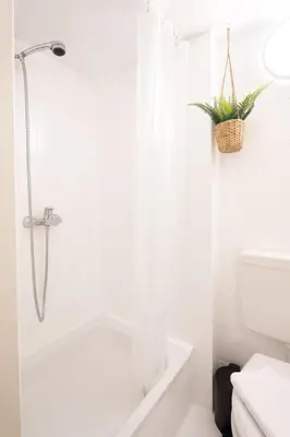 Ein Badezimmer in der Unterkunft gemütliches, helles Apartment mit offener Küche