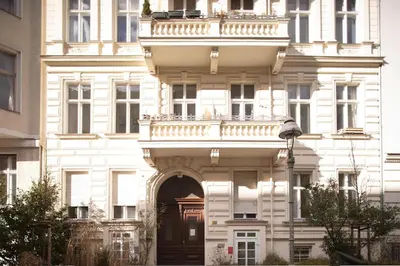 Eine Fassade oder ein Eingang zu gemütliches, helles Apartment mit offener Küche