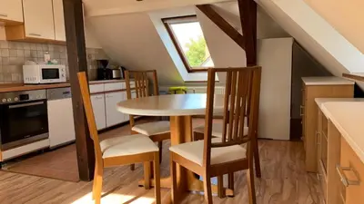 Küche/Küchenzeile in der Unterkunft Schöne möblierte Dachgeschosswohnung in Fürstenwalde