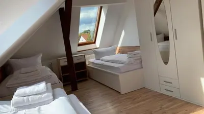 Ein Bett oder Betten in einem Zimmer der Unterkunft Schöne möblierte Dachgeschosswohnung in Fürstenwalde