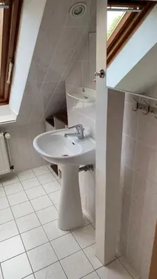 Ein Badezimmer in der Unterkunft Schöne möblierte Dachgeschosswohnung in Fürstenwalde