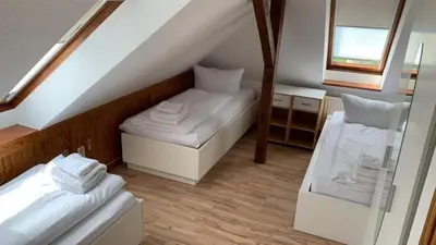 Ein Bett oder Betten in einem Zimmer der Unterkunft Schöne möblierte Dachgeschosswohnung in Fürstenwalde
