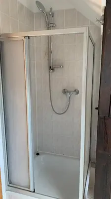 Ein Badezimmer in der Unterkunft Schöne möblierte Dachgeschosswohnung in Fürstenwalde