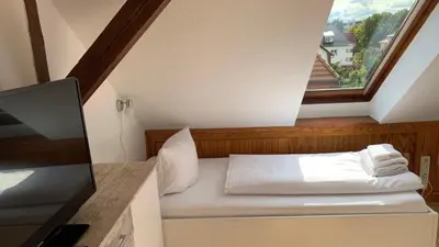 Ein Bett oder Betten in einem Zimmer der Unterkunft Schöne möblierte Dachgeschosswohnung in Fürstenwalde