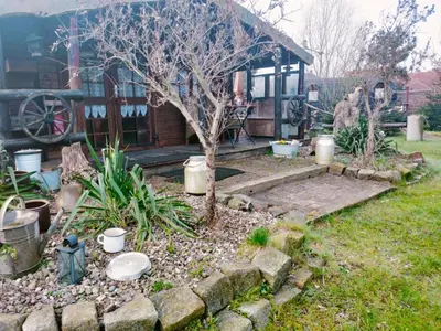 Ein Garten an der Unterkunft Holzhaus