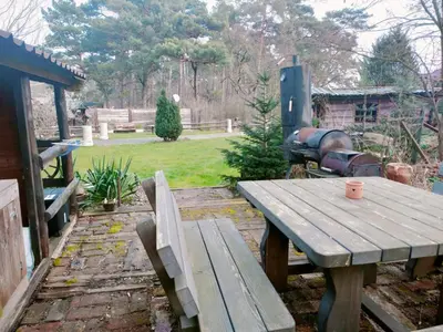 Ein Garten an der Unterkunft Holzhaus