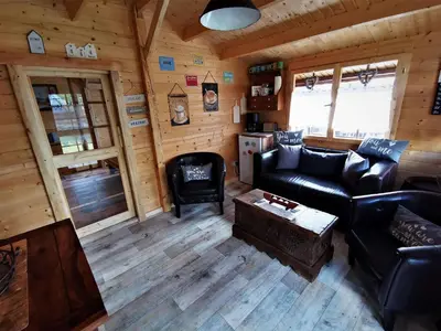 Ein Sitzbereich in der Unterkunft Holzhaus