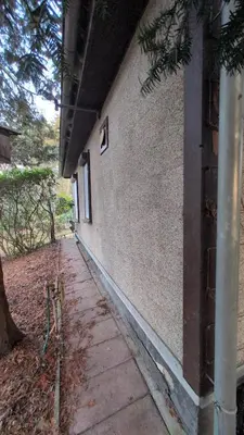 Das Gebäude in dem sich das Ferienhaus befindet