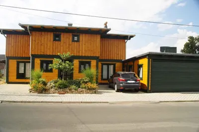 Das Gebäude in dem sich das Ferienhaus befindet