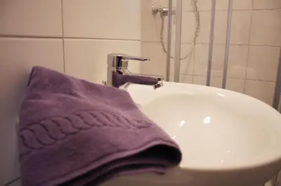 Ein Badezimmer in der Unterkunft Lindencafe Luckenwalde