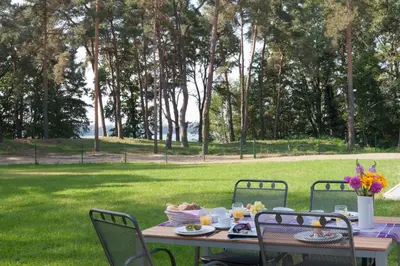 Ein Garten an der Unterkunft Seepark Wolfswinkel