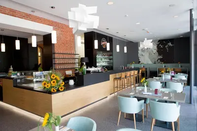 Ein Restaurant oder anderes Speiselokal in der Unterkunft Jugendherberge Berlin Ostkreuz
