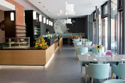 Ein Restaurant oder anderes Speiselokal in der Unterkunft Jugendherberge Berlin Ostkreuz