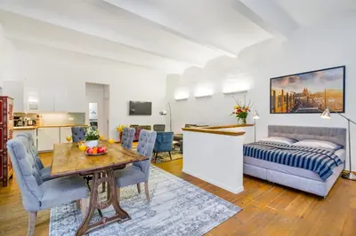 TV/Unterhaltungsangebot in der Unterkunft The Melchior, Luxury Industry Loft in Mitte, group & family friendly, 2 bath rooms, big dining table, ideal for 4 - 6 Guests