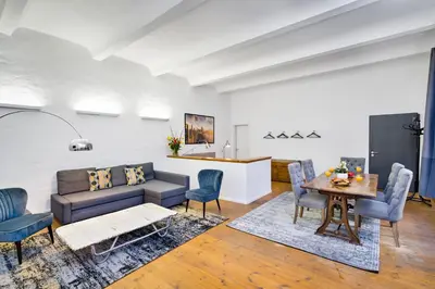 Ein Sitzbereich in der Unterkunft The Melchior, Luxury Industry Loft in Mitte, group & family friendly, 2 bath rooms, big dining table, ideal for 4 - 6 Guests