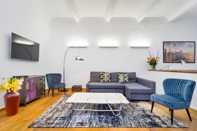 Ein Sitzbereich in der Unterkunft The Melchior, Luxury Industry Loft in Mitte, group & family friendly, 2 bath rooms, big dining table, ideal for 4 - 6 Guests