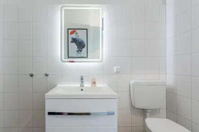 Ein Badezimmer in der Unterkunft The Paul Loft, big 3 Bed room apartment, 120 m2, group & family friendly, Prenzlauer Berg, ideal for 4 - 8 Guests