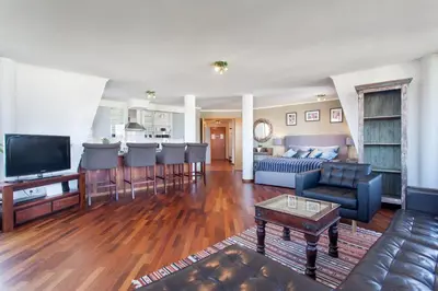 Ein Sitzbereich in der Unterkunft The Danziger, 2 unique roof top units in PrenzlauerBerg, group & family friendly, from 2 up to 7 Guests