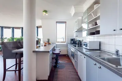 Küche/Küchenzeile in der Unterkunft The Danziger, 2 unique roof top units in PrenzlauerBerg, group & family friendly, from 2 up to 7 Guests