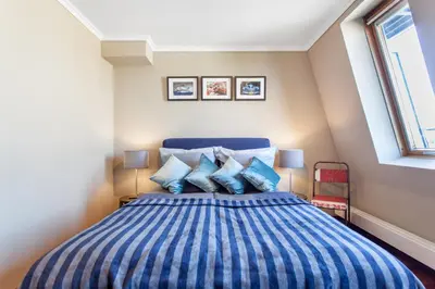 Ein Bett oder Betten in einem Zimmer der Unterkunft The Danziger, 2 unique roof top units in PrenzlauerBerg, group & family friendly, from 2 up to 7 Guests