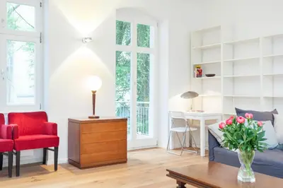 Ein Sitzbereich in der Unterkunft Lofty Torstr Apartments, 4 unique units from 1-3 bedrooms in Mitte, ideal for families & groups, from 2 up to 8 Guests