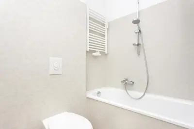 Ein Badezimmer in der Unterkunft Lofty Torstr Apartments, 4 unique units from 1-3 bedrooms in Mitte, ideal for families & groups, from 2 up to 8 Guests