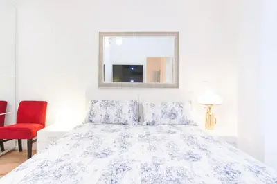 Ein Bett oder Betten in einem Zimmer der Unterkunft Lofty Torstr Apartments, 4 unique units from 1-3 bedrooms in Mitte, ideal for families & groups, from 2 up to 8 Guests