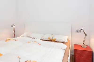 Ein Bett oder Betten in einem Zimmer der Unterkunft Lofty Torstr Apartments, 4 unique units from 1-3 bedrooms in Mitte, ideal for families & groups, from 2 up to 8 Guests