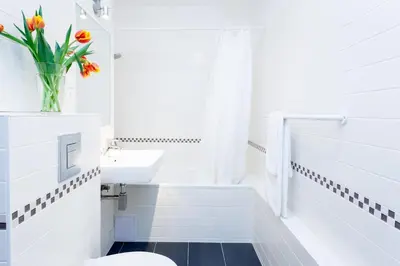 Ein Badezimmer in der Unterkunft The Maybach - rooftop living XBerg, 1BR, 1 living room, group & family friendly, 2 - 4 Guests