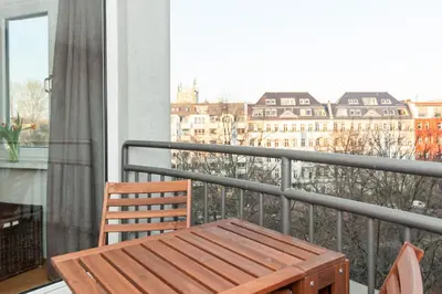 Ein Balkon oder eine Terrasse in der Unterkunft The Maybach - rooftop living XBerg, 1BR, 1 living room, group & family friendly, 2 - 4 Guests