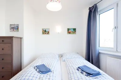 Ein Bett oder Betten in einem Zimmer der Unterkunft The Maybach - rooftop living XBerg, 1BR, 1 living room, group & family friendly, 2 - 4 Guests