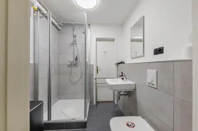 Ein Badezimmer in der Unterkunft Big family apartment Berlin Treptower Park