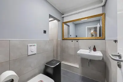 Ein Badezimmer in der Unterkunft Big family apartment Berlin Treptower Park