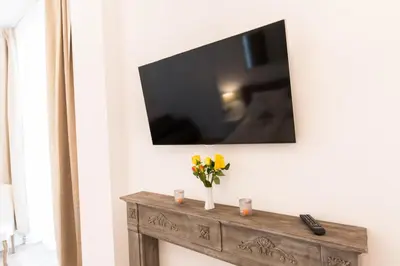TV/Unterhaltungsangebot in der Unterkunft FRITZ by ROCKCHAIR Apartments l SUPERHOST Status l 3 Bedrooms Boxspringbeds 2 Bathrooms 2 Kitchen - Cozy Family & Business Flair welcomes you!