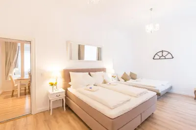 Ein Bett oder Betten in einem Zimmer der Unterkunft FRITZ by ROCKCHAIR Apartments l SUPERHOST Status l 3 Bedrooms Boxspringbeds 2 Bathrooms 2 Kitchen - Cozy Family & Business Flair welcomes you!