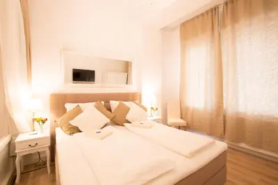 Ein Bett oder Betten in einem Zimmer der Unterkunft FRITZ by ROCKCHAIR Apartments l SUPERHOST Status l 3 Bedrooms Boxspringbeds 2 Bathrooms 2 Kitchen - Cozy Family & Business Flair welcomes you!