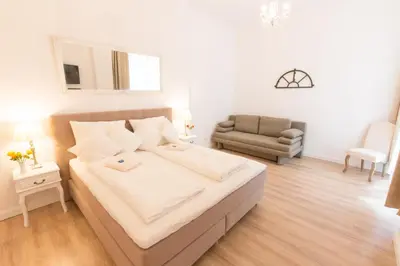 Ein Bett oder Betten in einem Zimmer der Unterkunft FRITZ by ROCKCHAIR Apartments l SUPERHOST Status l 3 Bedrooms Boxspringbeds 2 Bathrooms 2 Kitchen - Cozy Family & Business Flair welcomes you!