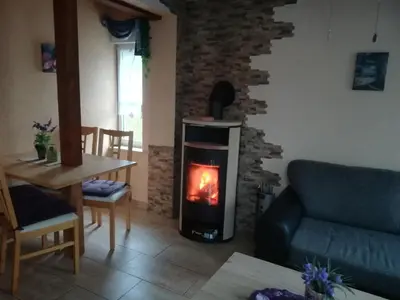 Ein Sitzbereich in der Unterkunft Spreewaldhäuser Golinski mit Kamin am Neuendorfer See