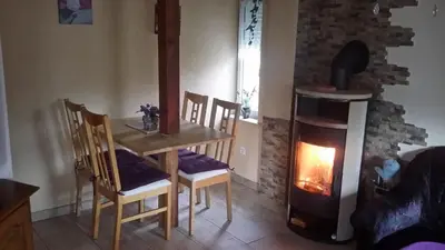 Ein Sitzbereich in der Unterkunft Spreewaldhäuser Golinski mit Kamin am Neuendorfer See
