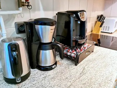Kaffee-/Teezubehör in der Unterkunft GASTEIN by ROCKCHAIR Apartments l SUPERHOST Status l 2 Bedrooms Boxspringbeds 1,5 Bathrooms - Cozy Family & Business Flair welcomes you!