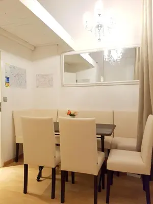 Ein Sitzbereich in der Unterkunft GASTEIN by ROCKCHAIR Apartments l SUPERHOST Status l 2 Bedrooms Boxspringbeds 1,5 Bathrooms - Cozy Family & Business Flair welcomes you!
