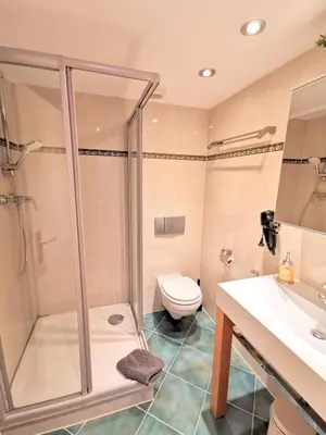 Ein Badezimmer in der Unterkunft GASTEIN by ROCKCHAIR Apartments l SUPERHOST Status l 2 Bedrooms Boxspringbeds 1,5 Bathrooms - Cozy Family & Business Flair welcomes you!