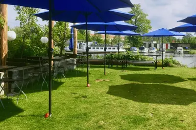 Ein Garten an der Unterkunft havelblau Ferienlofts