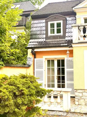 Das Gebäude in dem sich die Lodge befindet