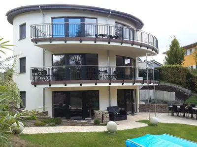 Das Gebäude in dem sich das Ferienhaus befindet