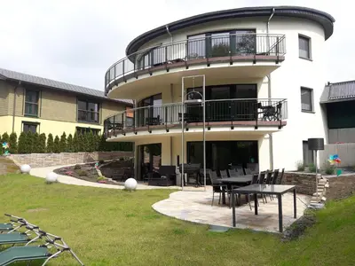 Das Gebäude in dem sich das Ferienhaus befindet