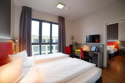 Ein Bett oder Betten in einem Zimmer der Unterkunft H+ Hotel 4Youth