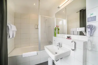 Ein Badezimmer in der Unterkunft H+ Hotel 4Youth