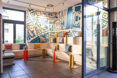 Ein Sitzbereich in der Unterkunft H+ Hotel 4Youth