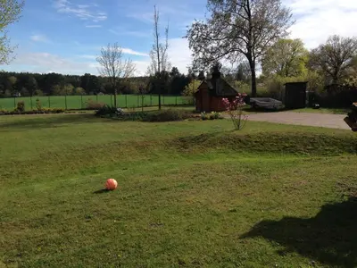 Ein Garten an der Unterkunft Landgasthaus am Dolgensee